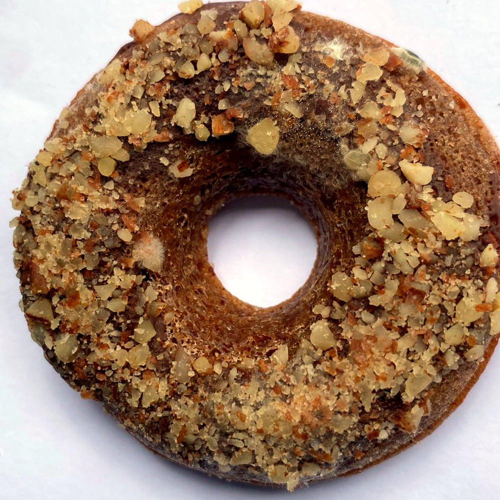Minidona de chocolate cubierta de nueces